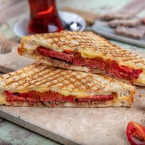 Kaşarlı Sucuklu Tost Tarifi