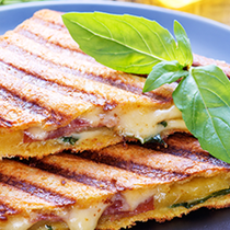 Beyaz Peynirli Domatesli Fesleğenli Tost Tarifi