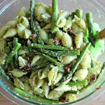 Pesto Soslu Kuşkonmazlı Makarna Tarifi